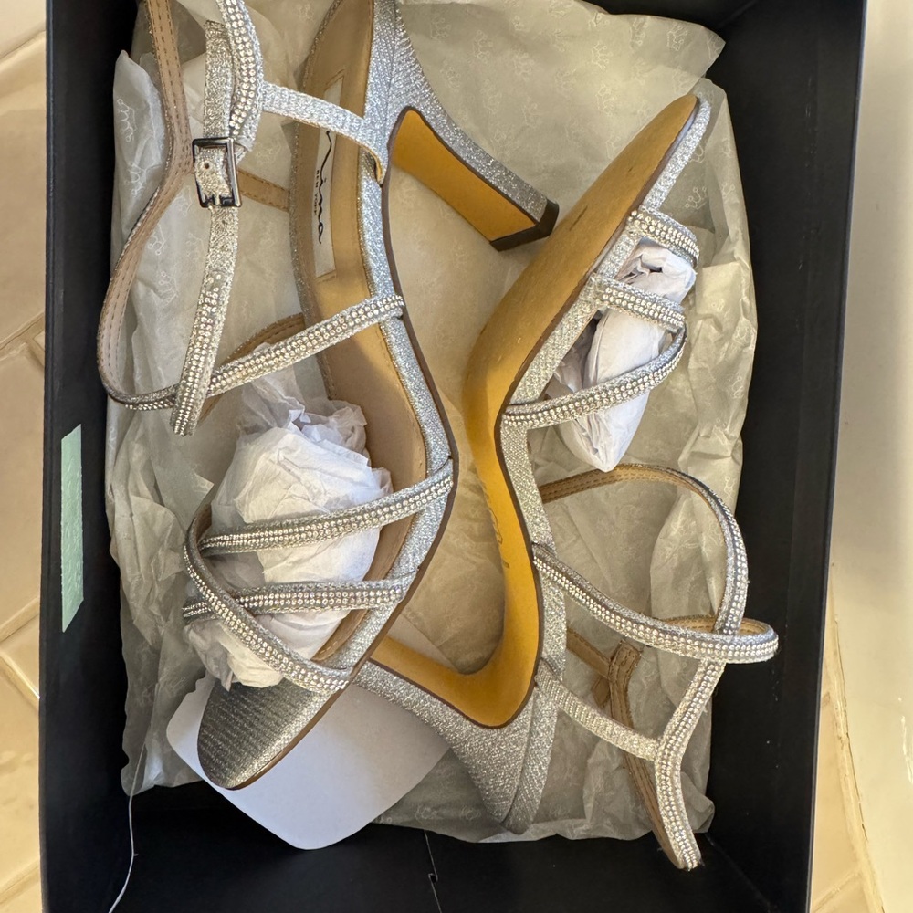 NINA ANNA SILVER METALLIC MID-HEEL SANDALS